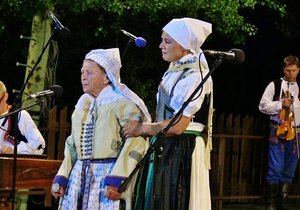 Anna Kománková, nejstarší lidová zpěvačka Horňácka při vystoupení na Horňáckých slavnostech v roce 2016 v pořadu Ludé z Javorníka.