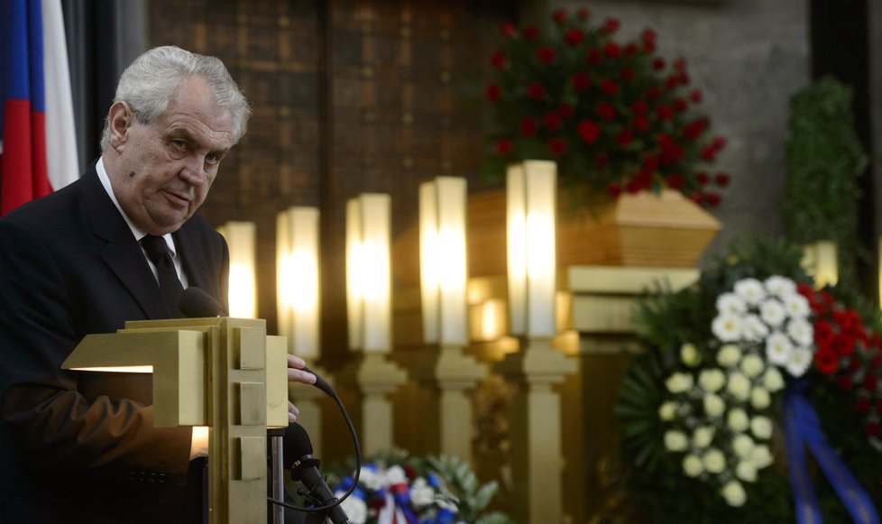 Prezident Miloš Zeman promluvil nad rakví Valtra Komárka