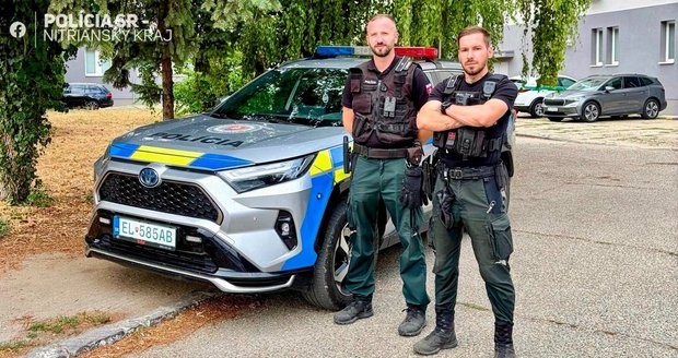 Policisté v Komárně zachránili dítě z kanalizační šachty.