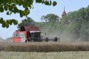 Oblaky prachu se stroj pohybuje celý den