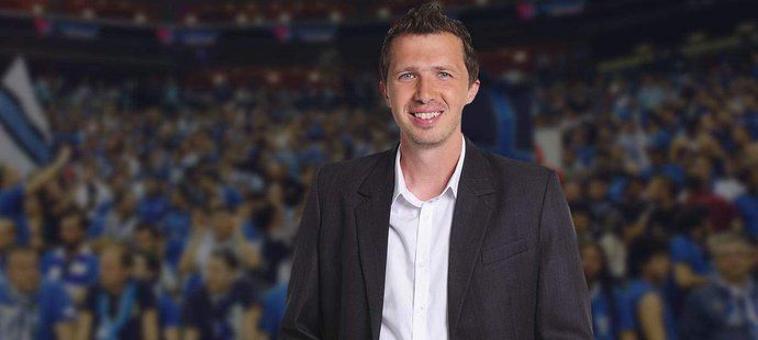 Myslel si, že promlouvá jen ke kolegům, a tak si pustil pusu na špacír. Jenže komentátor O2 TV Sport Václav Pilný se chybou režiséra dostal do živého vysílání!