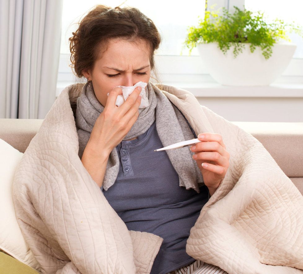 Chřipka se vyznačuje teplotou nad 38 °C.