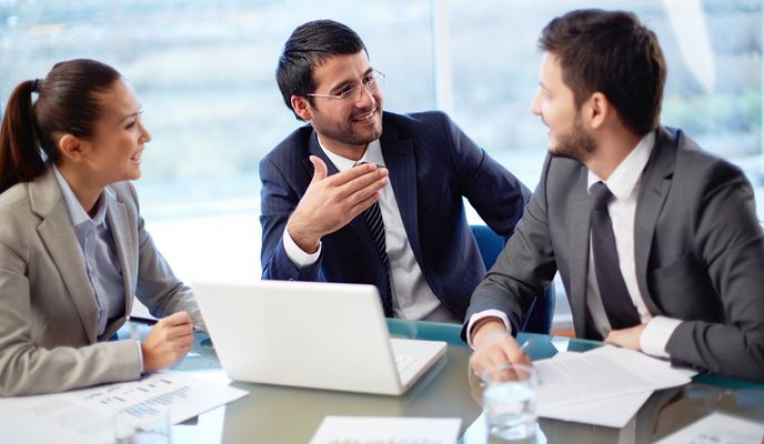 Studium je časově flexibilní, umožňuje přizpůsobit studijní plán individuálním potřebám.