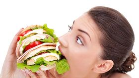 Jak ošálit hlad a necpat se víc, než tělo potřebuje? 4 triky pro jedlíky