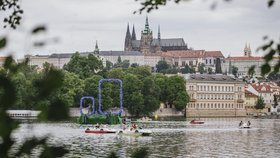 V centru Prahy se na řece objevily dvě velké květinové nuly. Praha se divila, co to má být?
