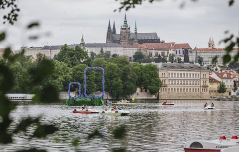 V centru Prahy se na řece objevily dvě velké květinové nuly. Praha se divila, co to má být?