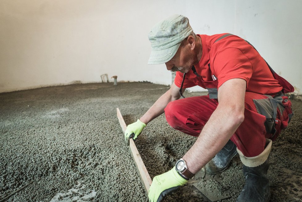 Vzniklý lehký beton upravíme do požadované výšky stahovací latí.