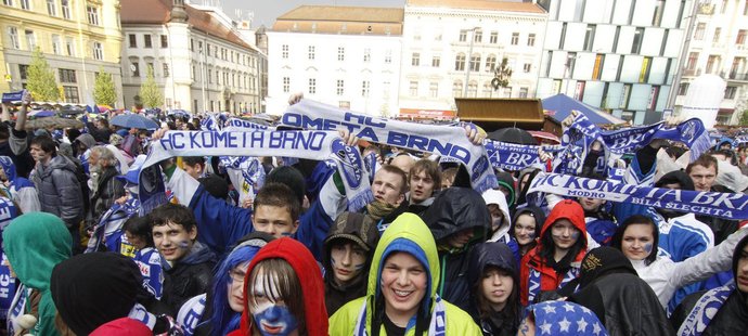 Fanoušci Komety Brno, kteří sledovali poslední zápas letošní sezony a porážku svého týmu na velkoplošné obrazovce na náměstí Svobody v Brně.