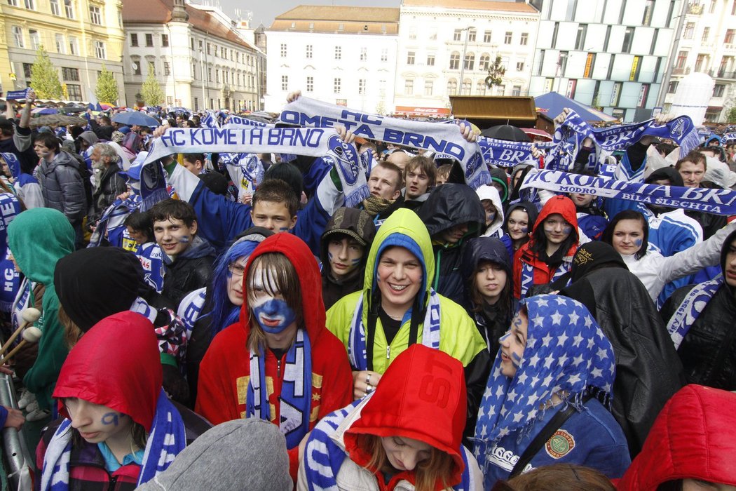 Fanoušci Komety Brno, kteří sledovali poslední zápas letošní sezony a porážku svého týmu na velkoplošné obrazovce na náměstí Svobody v Brně.