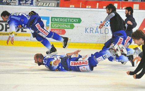 Oslavné rybičky brněnských hokejistů po triumfu nad Spartou.