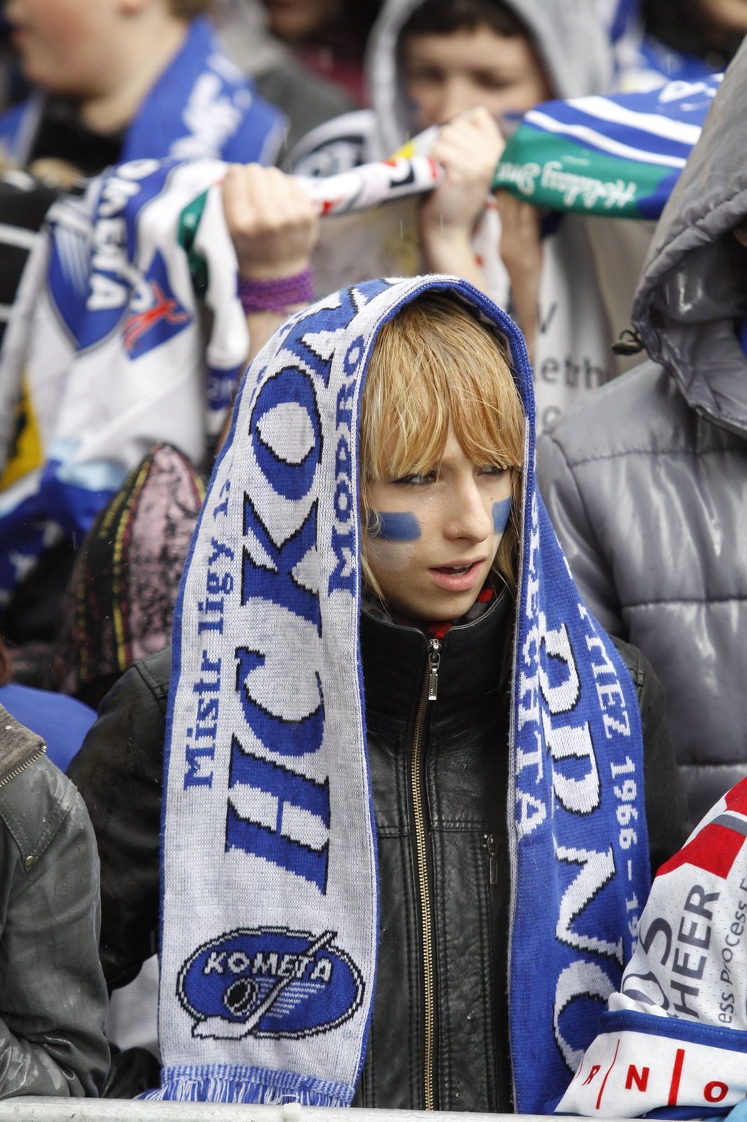 Fanoušci Komety Brno, kteří sledovali poslední zápas letošní sezony a porážku svého týmu na velkoplošné obrazovce na náměstí Svobody v Brně.