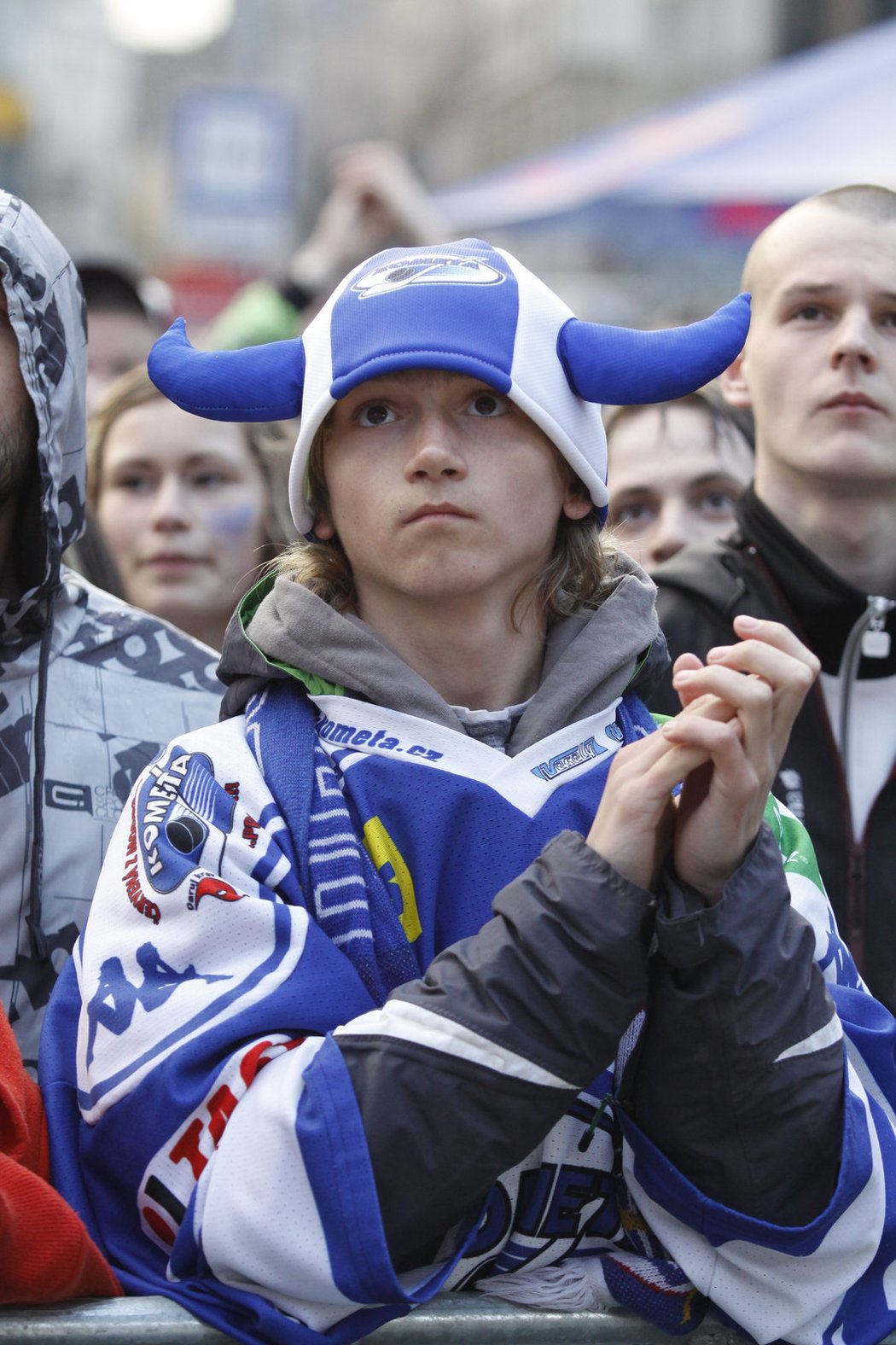 Fanoušci Komety Brno, kteří sledovali poslední zápas letošní sezony a porážku svého týmu na velkoplošné obrazovce na náměstí Svobody v Brně.