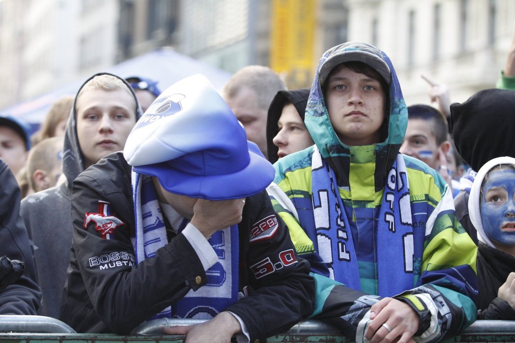 Fanoušci Komety Brno, kteří sledovali poslední zápas letošní sezony a porážku svého týmu na velkoplošné obrazovce na náměstí Svobody v Brně.