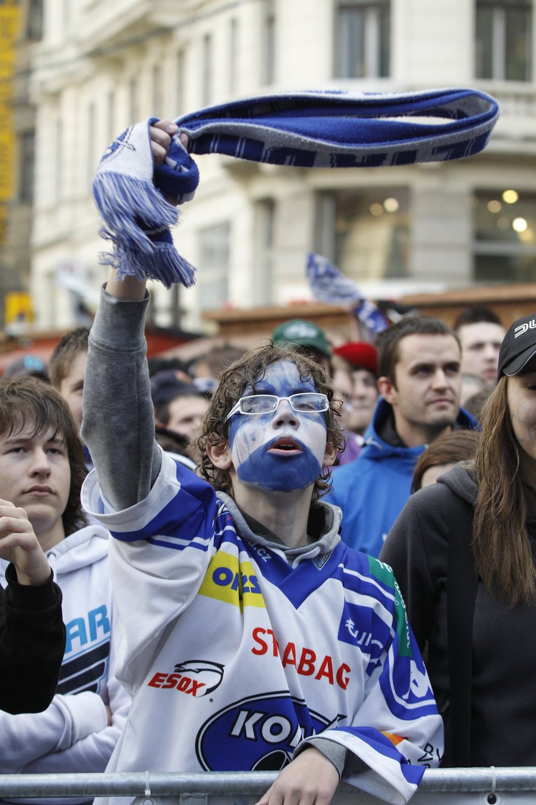 Fanoušci Komety Brno, kteří sledovali poslední zápas letošní sezony a porážku svého týmu na velkoplošné obrazovce na náměstí Svobody v Brně.