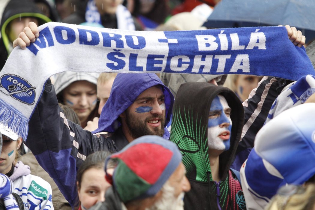 Fanoušci Komety Brno, kteří sledovali poslední zápas letošní sezony a porážku svého týmu na velkoplošné obrazovce na náměstí Svobody v Brně.