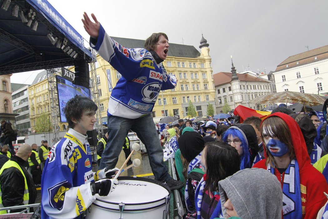 Fanoušci Komety Brno, kteří sledovali poslední zápas letošní sezony a porážku svého týmu na velkoplošné obrazovce na náměstí Svobody v Brně.