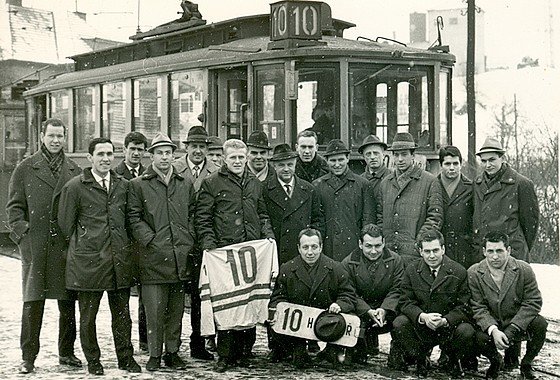 Po desátém triumfu v roce 1966 se Brňáci zvěčnili s tramvají číslo 10.