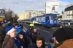 Kometa expres přistavený přímo před hokejovou halu