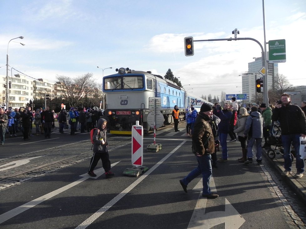 Kometa expres odjíždí od DRFG Areny na Dolní nádraží. Na Prahu vyrazil ve 12.45