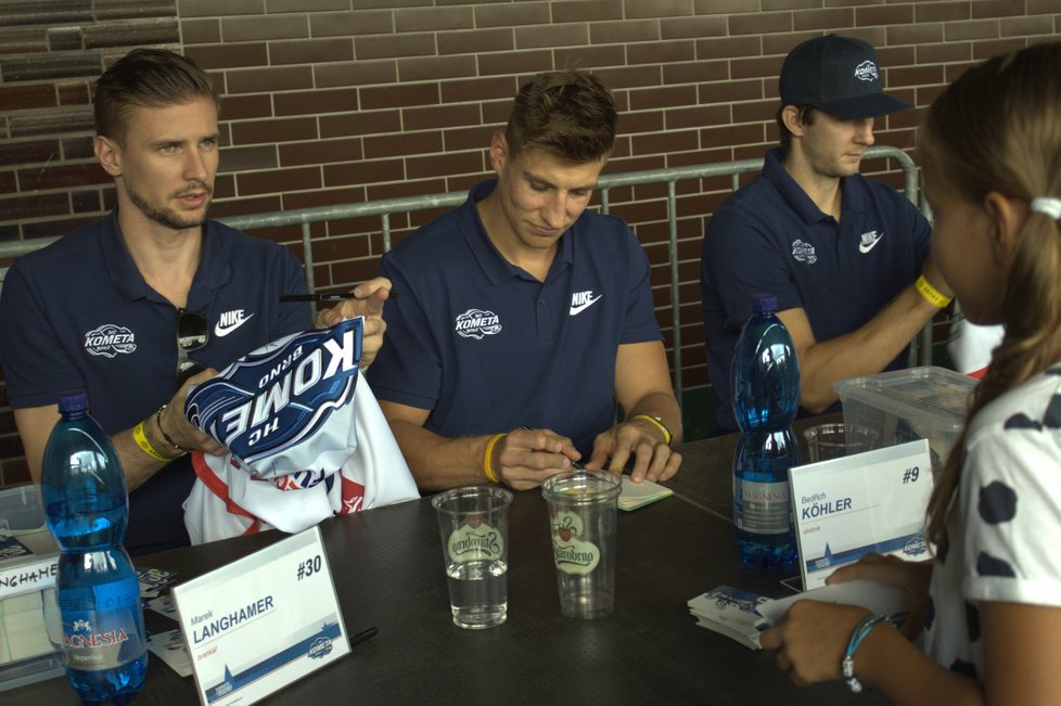 Po křtu následovala autogramiáda, které se účastnili téměř všichni hráči A Teamu.