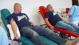 Krev v rámci akce "Červená z modré pro život" daroval také šéf klubu Libor Zábranský a jeho prezident Egbert Zündorf