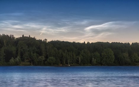 Kometa Neowise ve společnosti nočních svítících oblak nad Sečskou přehradou na Pardubicku.