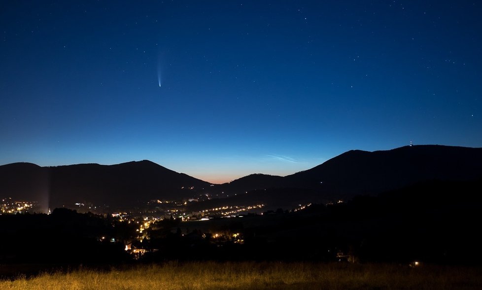 Kometa Neowise nad městem Rožnov pod Radhoštěm.
