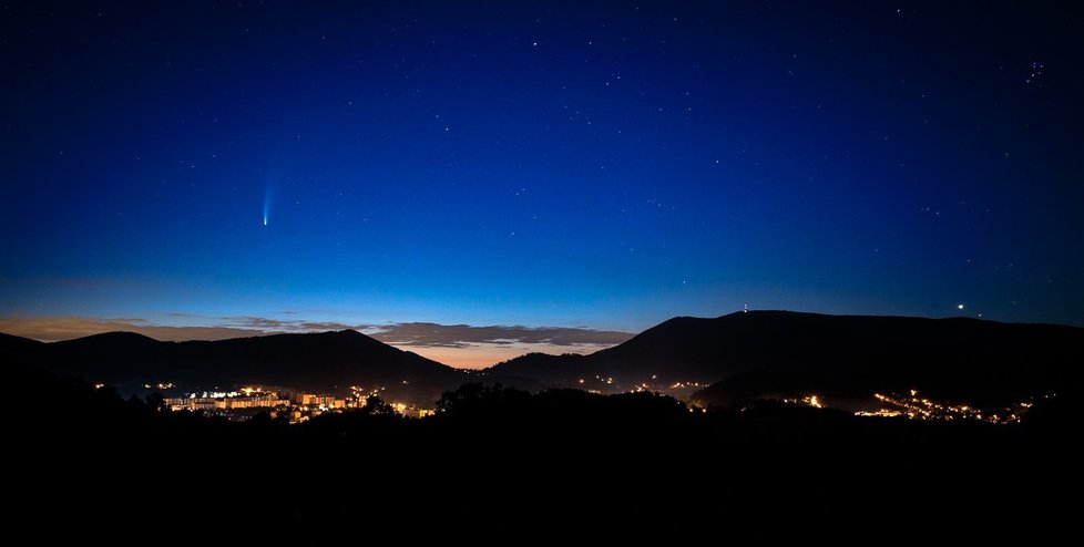 Kometa Neowise nad městem Rožnov pod Radhoštěm.