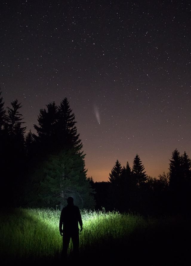 Kometa Neowise nad valašským vrchem Soláň.