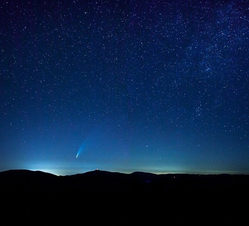 Kometa Neowise nad beskydským panoramatem.
