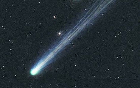 Kometu i s nádherným ohonem vyfotil z polské strany Jizerských hor.