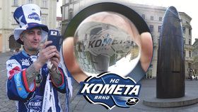 Po 13 dnů a 13x denně budou z brněnského orloje padat skleněnky s logem Komety Brna. Připomínají tak, že klub v neděli získal 13. titul hokejových šampionů.