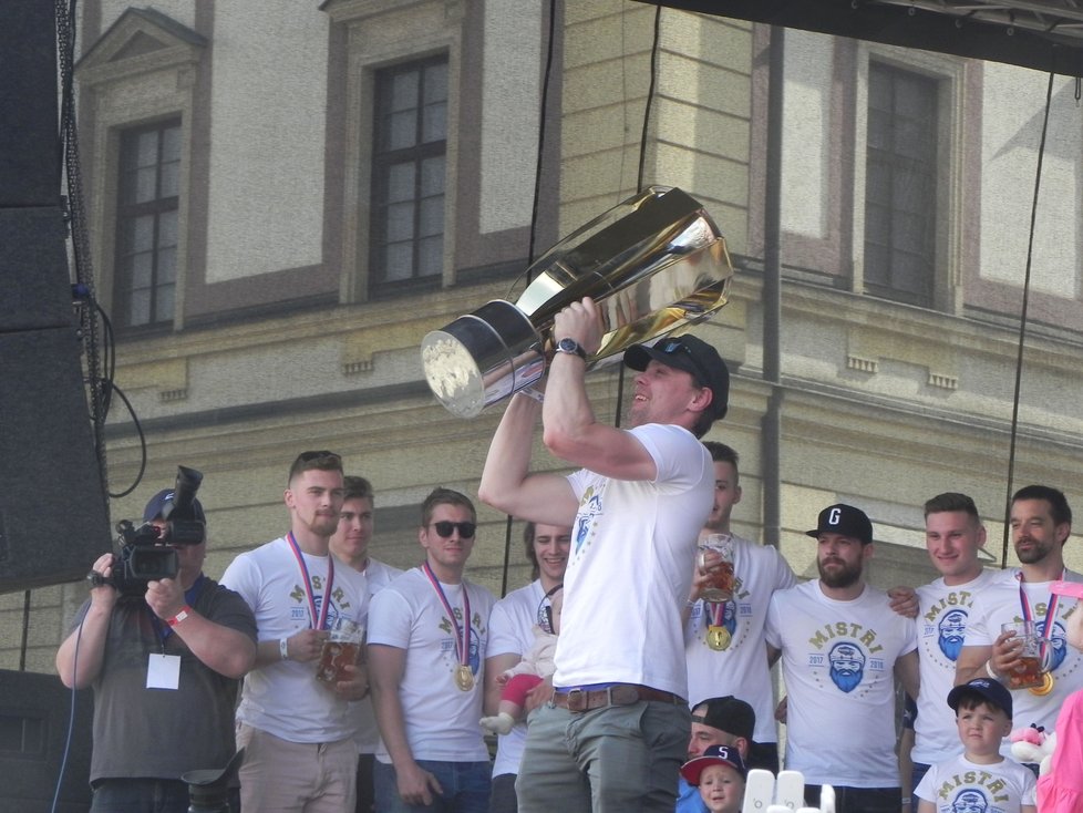 Každý z hráčů zvedl trofej nad hlavu.