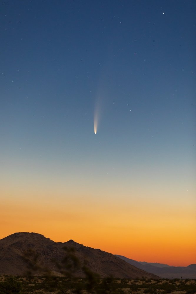 Kometa C/2020 F3 NEOWISE nad obzorem