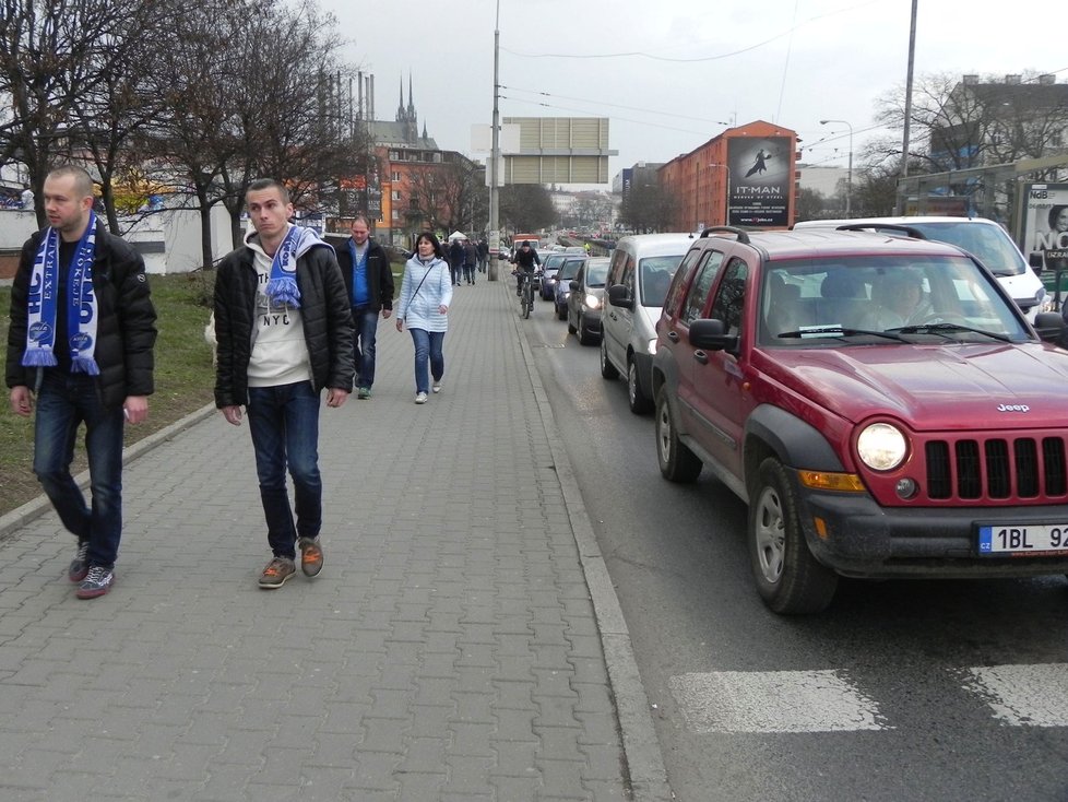 Páteční hokejové utkání mezi Kometou a Spartou znamenalo pořádnou zátěž pro dopravní situaci v Brně. Do DRFG arény dorazilo 7700 diváků, bylo vyprodáno!