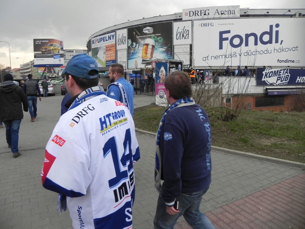 Páteční hokejové utkání mezi Kometou a Spartou znamenalo pořádnou zátěž pro dopravní situaci v Brně. Do DRFG arény dorazilo 7700 diváků, bylo vyprodáno!
