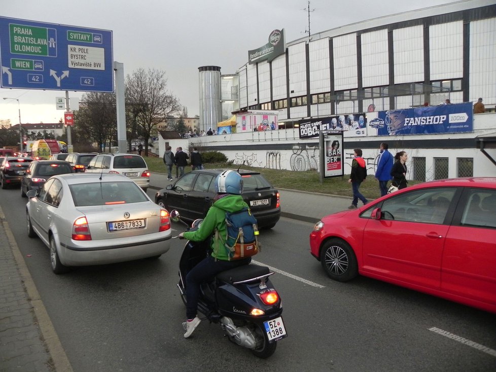 Páteční hokejové utkání mezi Kometou a Spartou znamenalo pořádnou zátěž pro dopravní situaci v Brně. Do DRFG arény dorazilo 7700 diváků, bylo vyprodáno!