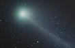 Komety mají dva nápadné ohony. Bílý je prachový a modrý je plynový.