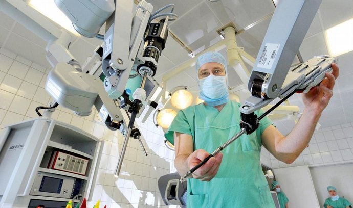 komfort. Robotické operace zatěžují pacienty méně než klasické otevřené zákroky, neboť vystačí
s několika malými řezy. Nacvičují se přitom snáze než laparoskopické operace.
