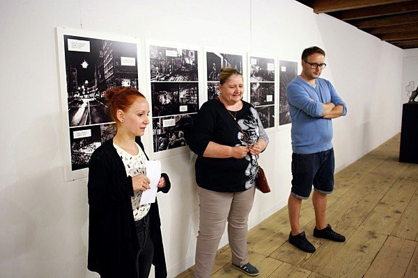 Záběry z vernisáže výstavy (kurátoři výstavy Petra Mazáčová a Michal Lazorčík; vprostřed překladatelka do německého jazyka Jindra Brychtová)