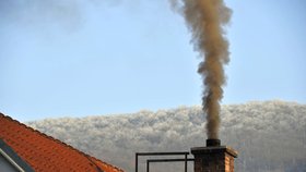 Udávání sousedů za čoud z komína se rozjíždí. Města řeší první podněty