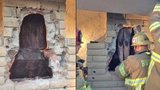 Zhrzená a nahá žena uvízla v komíně domu svého ex: Ven ji tahali hasiči!