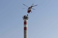 Dělníka v 50 metrech nad zemí přepadla nevolnost: Z komínu ho musel snést vrtulník