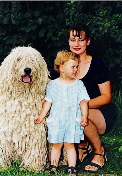 Komondor dobře ví, kdo patří do jeho smečky...