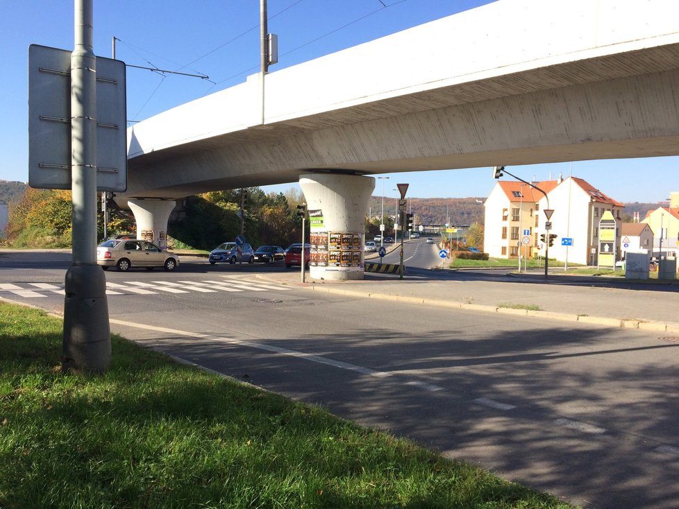 Tramvajové přemostění a křižovatka s ulicí Generála Šišky.