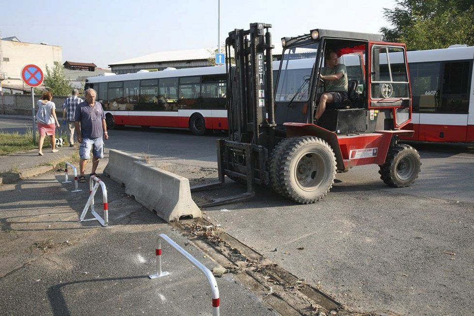 Radnice nechala betonové zábrany z oblasti náměstí v minulosti odstranit.