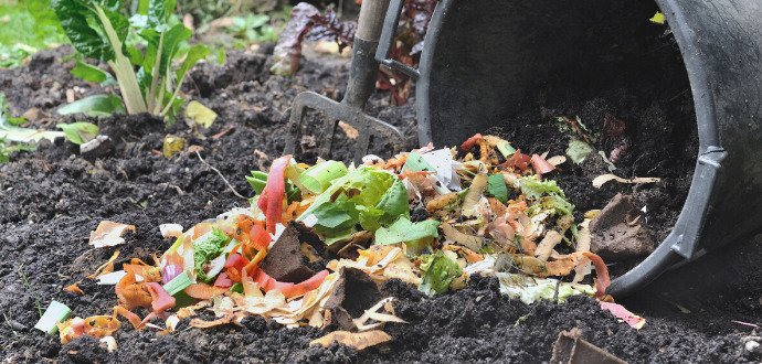 Založte si kompost. Zbavíte se odpadu a ušetříte za hnojiva