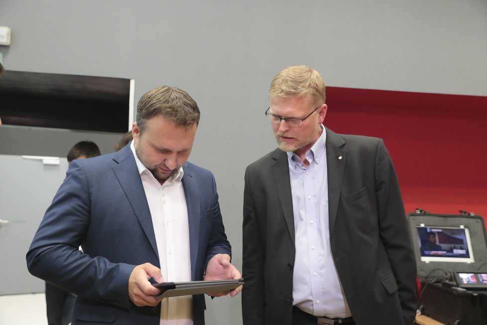 Volby 2018, KDU-ČSL: Místopředseda lidovců Marian Jurečka a jejich předseda Pavel Bělobrádek sledují na tabletu průběžné výsledky