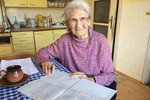 Věra Moravcová (92) nad volebními seznamy. Sama kandiduje za ODS.