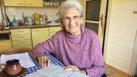 Věra Moravcová (92) nad volebními seznamy. Sama kandiduje za ODS.